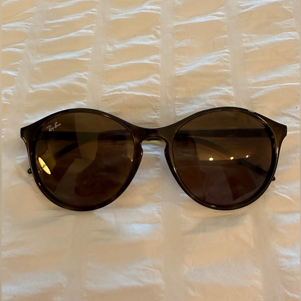 Never been worn RAY-BAN 4371
